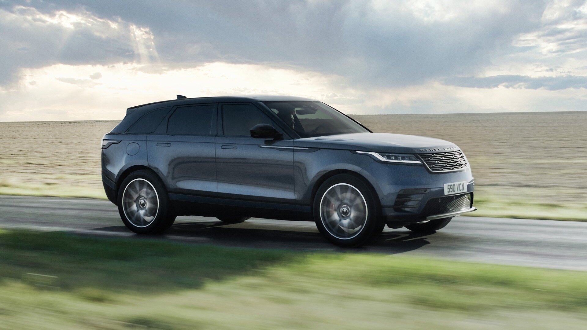 Новый Range Rover Velar прикинется электрическим седаном