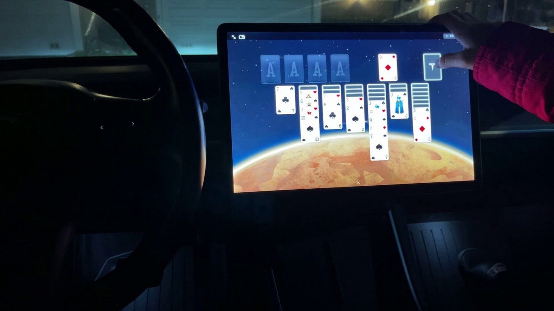 Tesla отключит видеоигры в электрокарах во время движения. Но расследование это не остановит