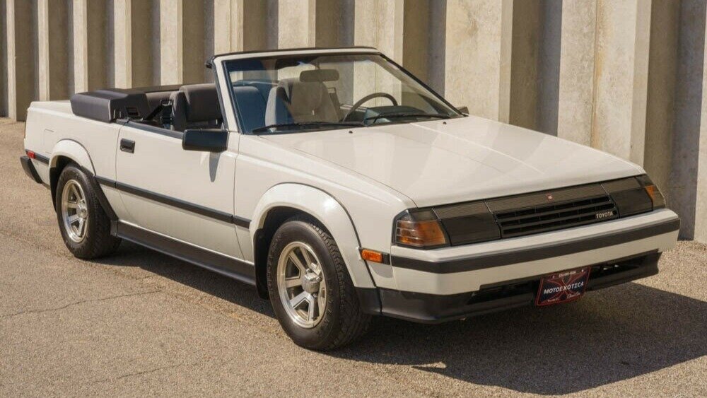 На продажу выставлена редкая Toyota Celica: это 37-летний кабриолет почти без пробега