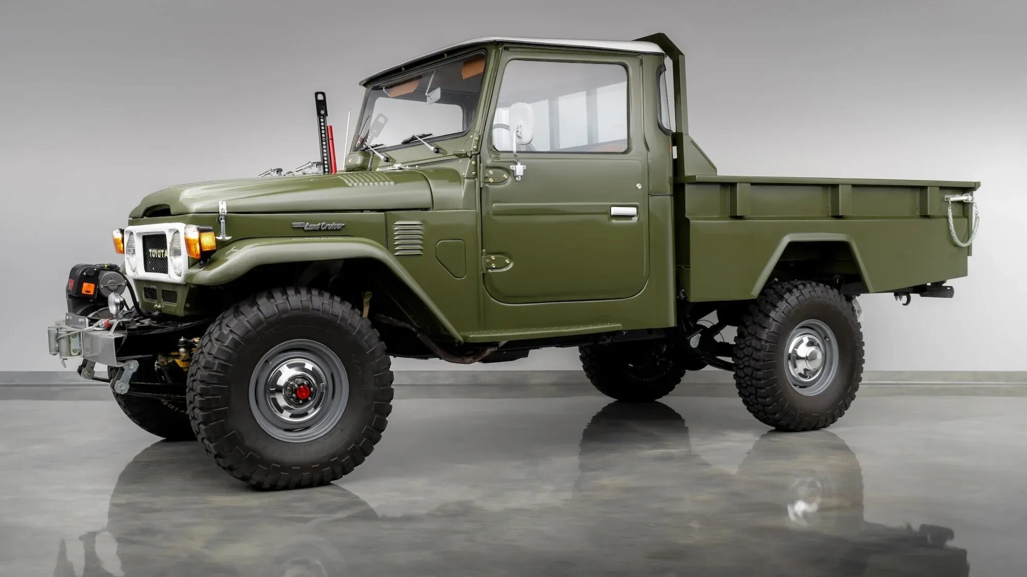 40-летний пикап Toyota FJ45 Land Cruiser отреставрировали до состояния нового и теперь продают