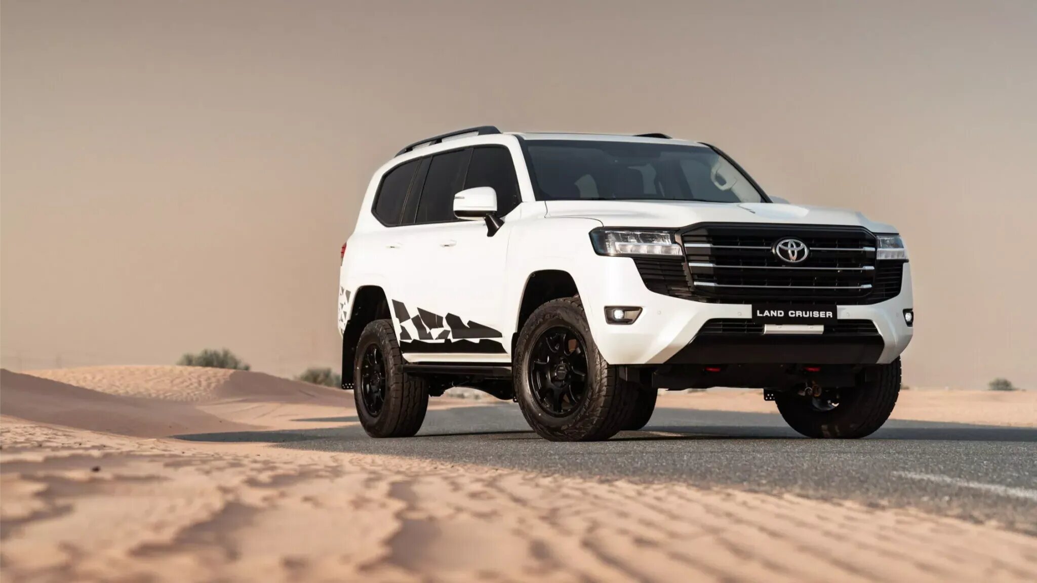 Toyota выпустила спецверсию Land Cruiser 300 в честь Дакара