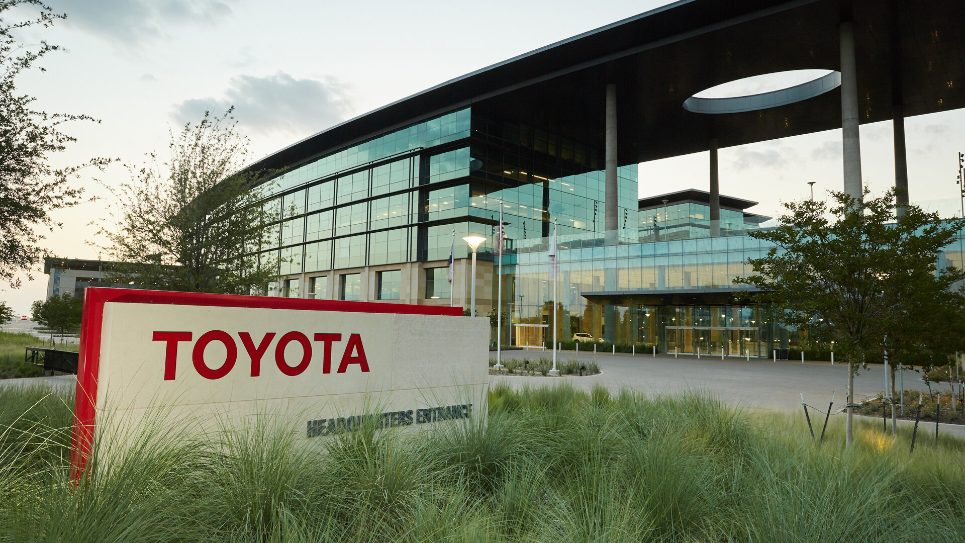 Toyota в США призвала дилеров протестовать против пошлин на автомобили