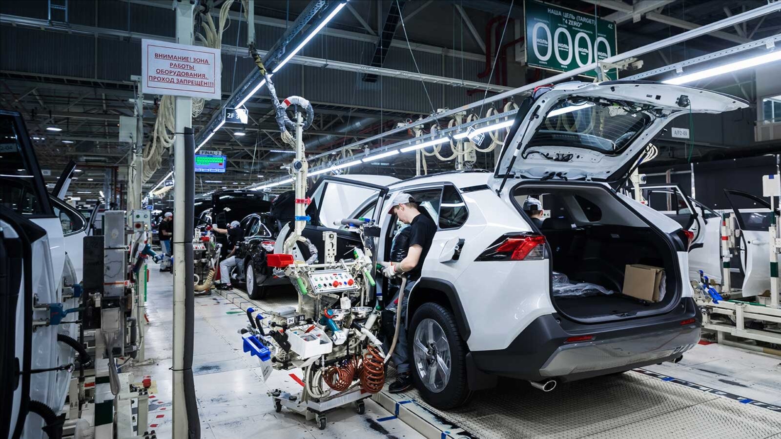 Toyota разобрала недоделанные в России автомобили на запчасти