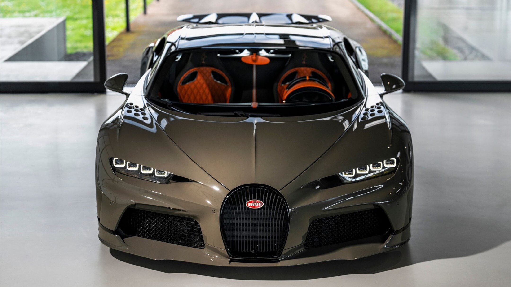 Представлен один из последних Bugatti Chiron с уникальной отделкой