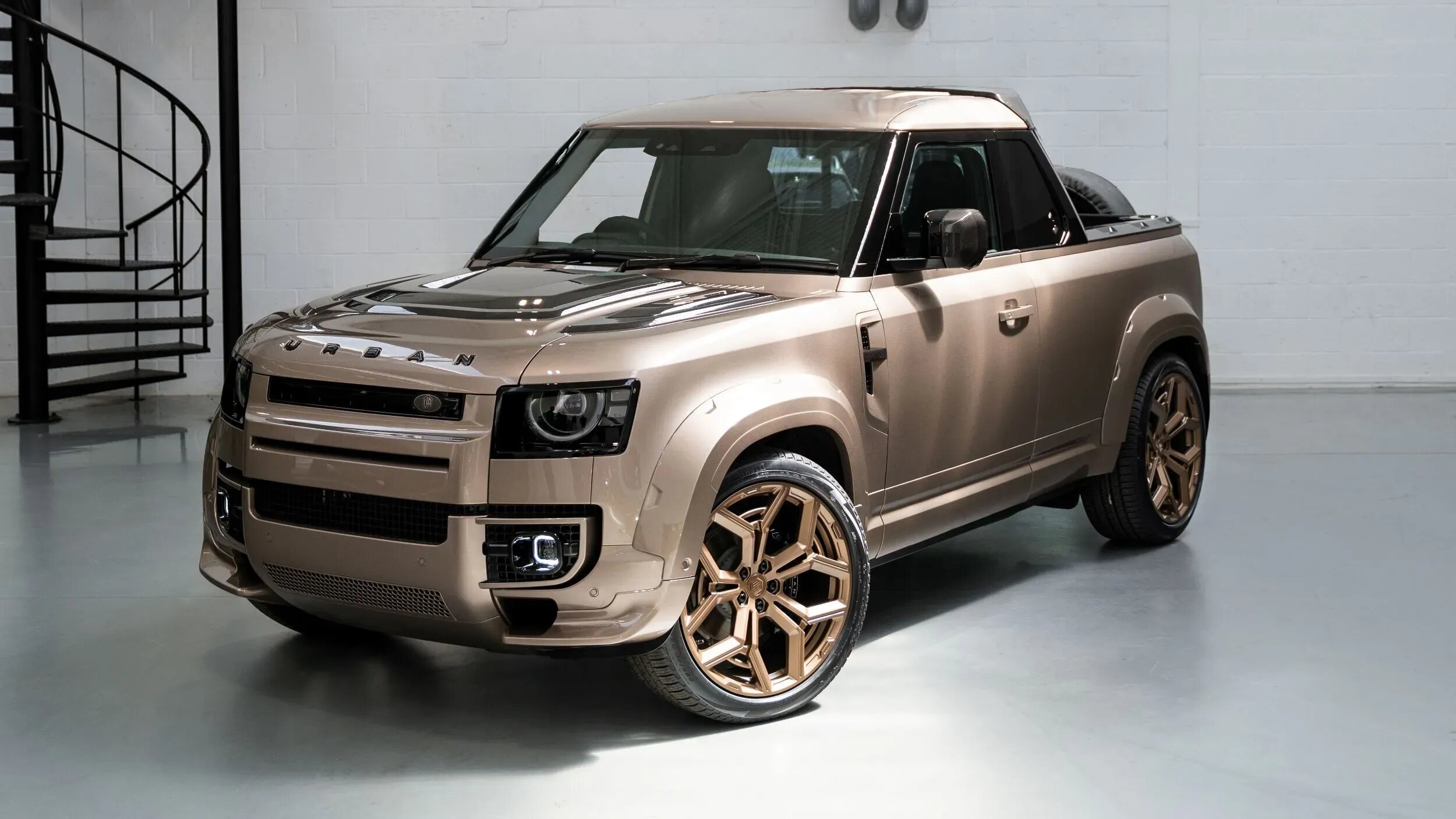 Тюнеры превратили Land Rover Defender в пикап с карбоновым кузовом