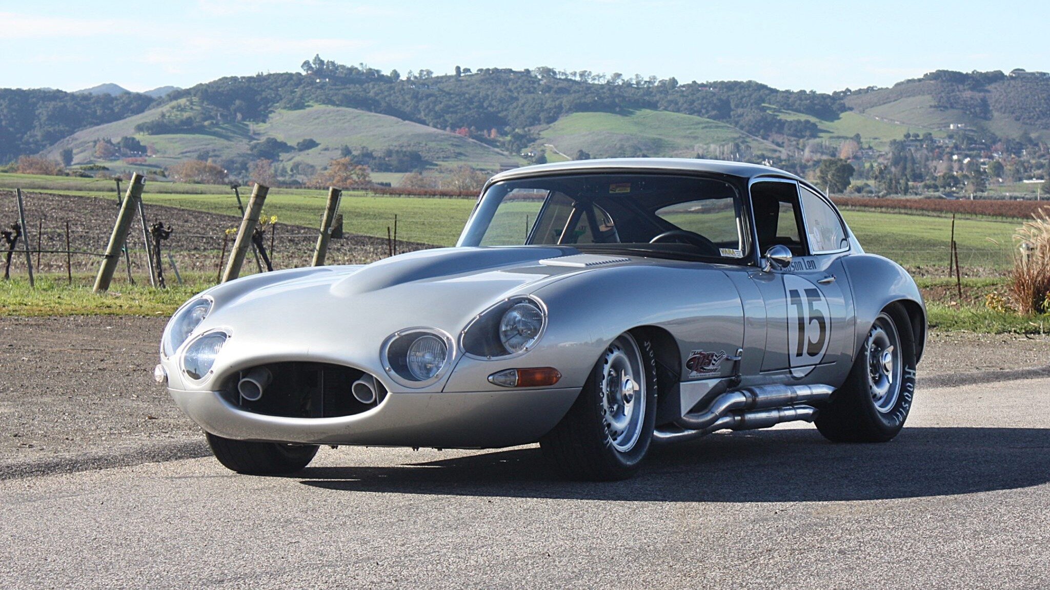 58-летний Jaguar E-type переделали для гонок и выставили на продажу