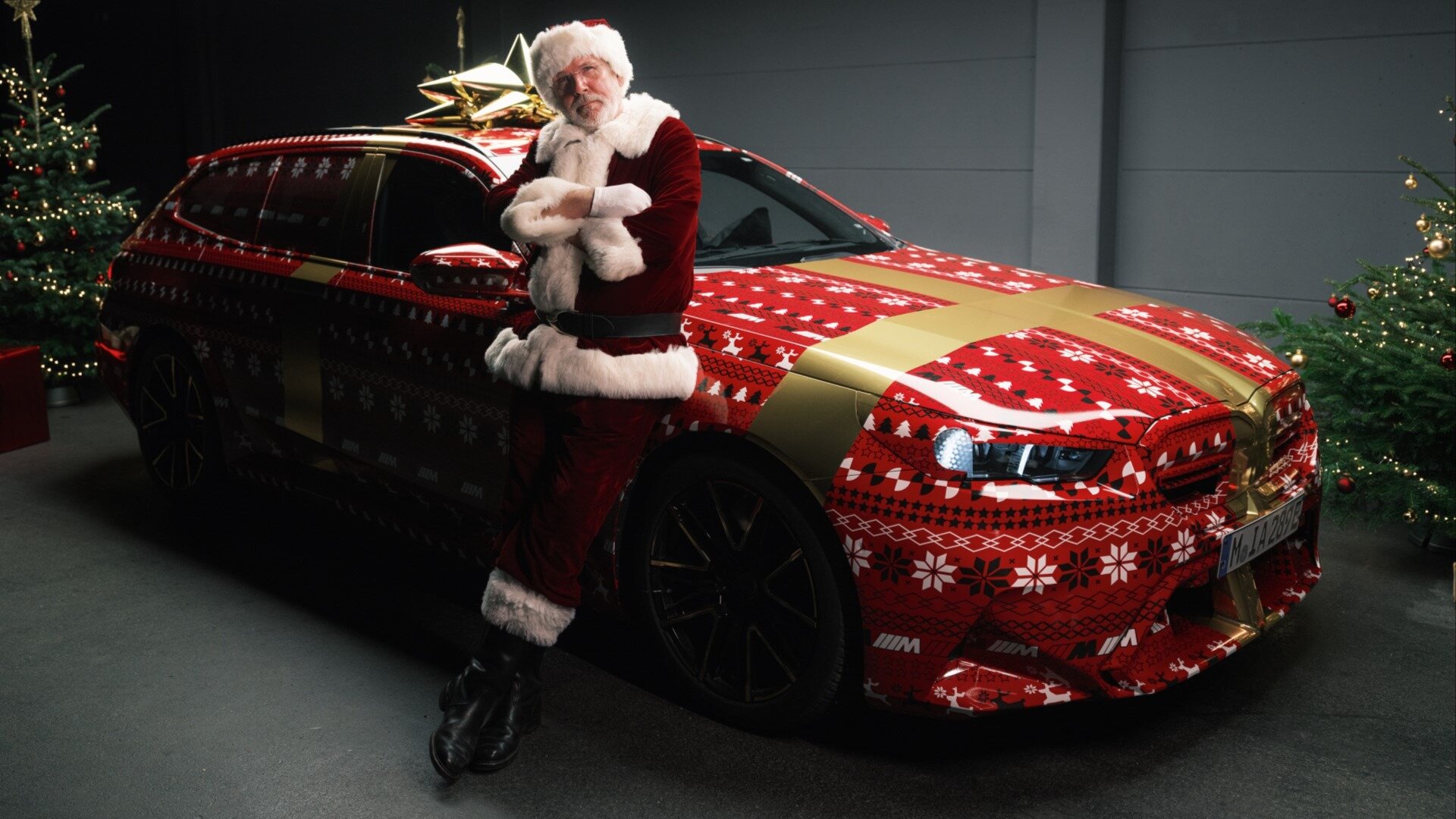 Универсал BMW M5 Touring нового поколения показали в рождественской упаковке