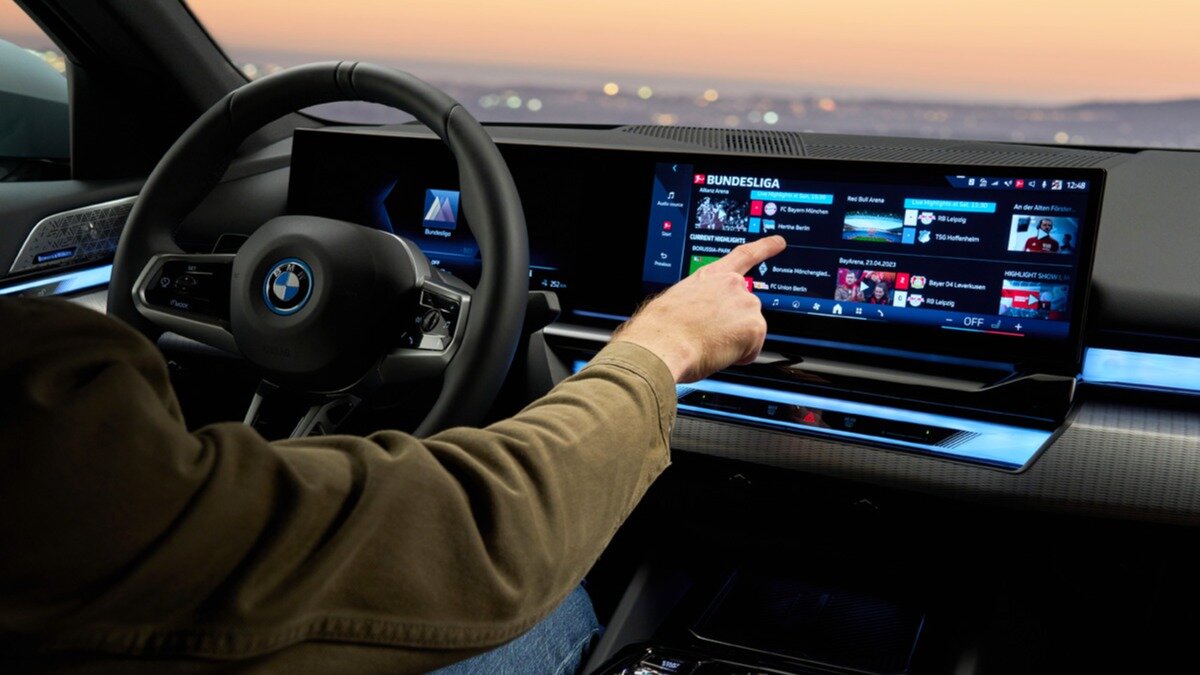 Компания BMW обновила трёхлитровый дизель и добавила электромобилям режим Max Range