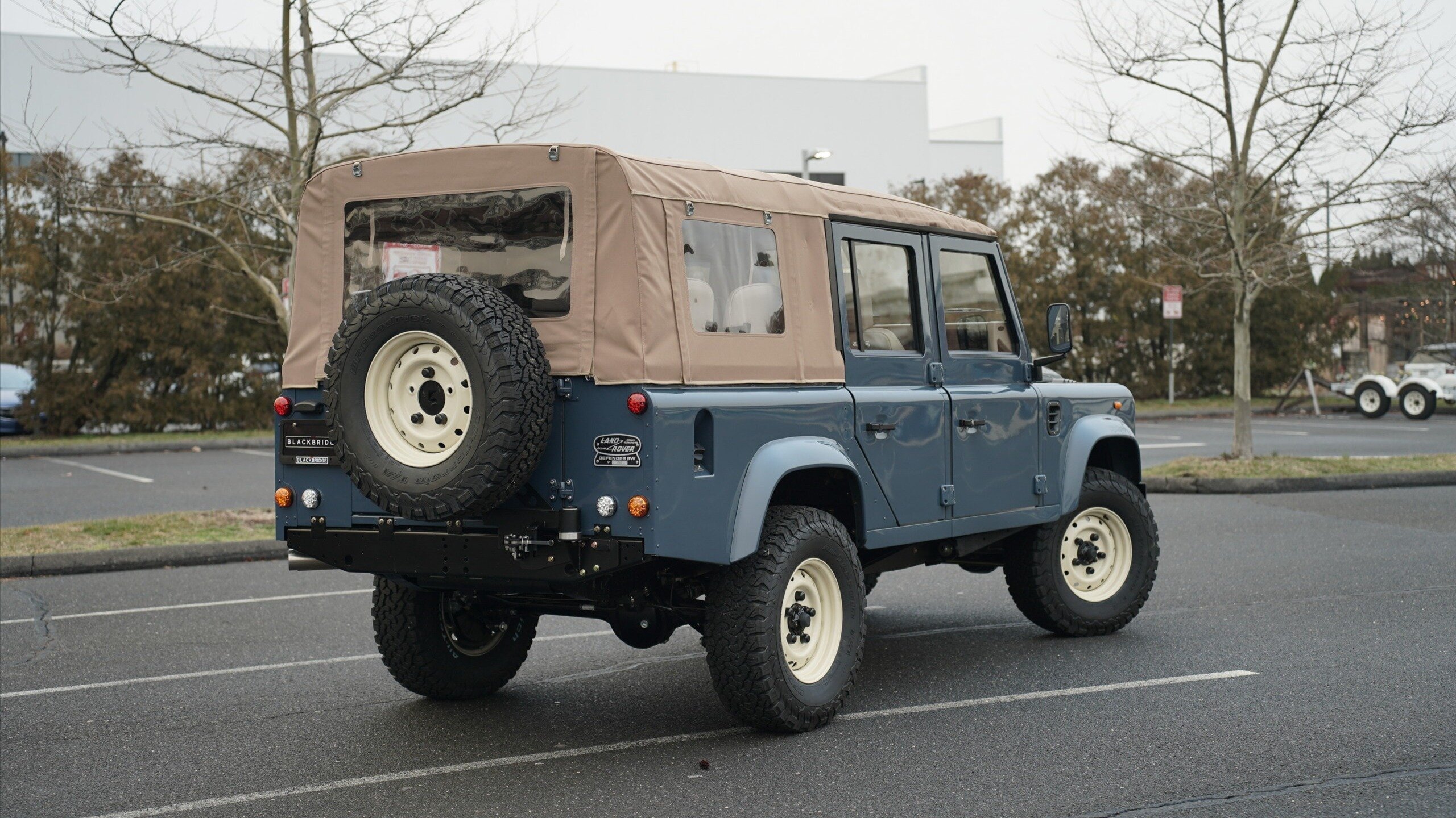 Старый Land Rover Defender превратили в мощный рестомод по цене Bentley Bentayga