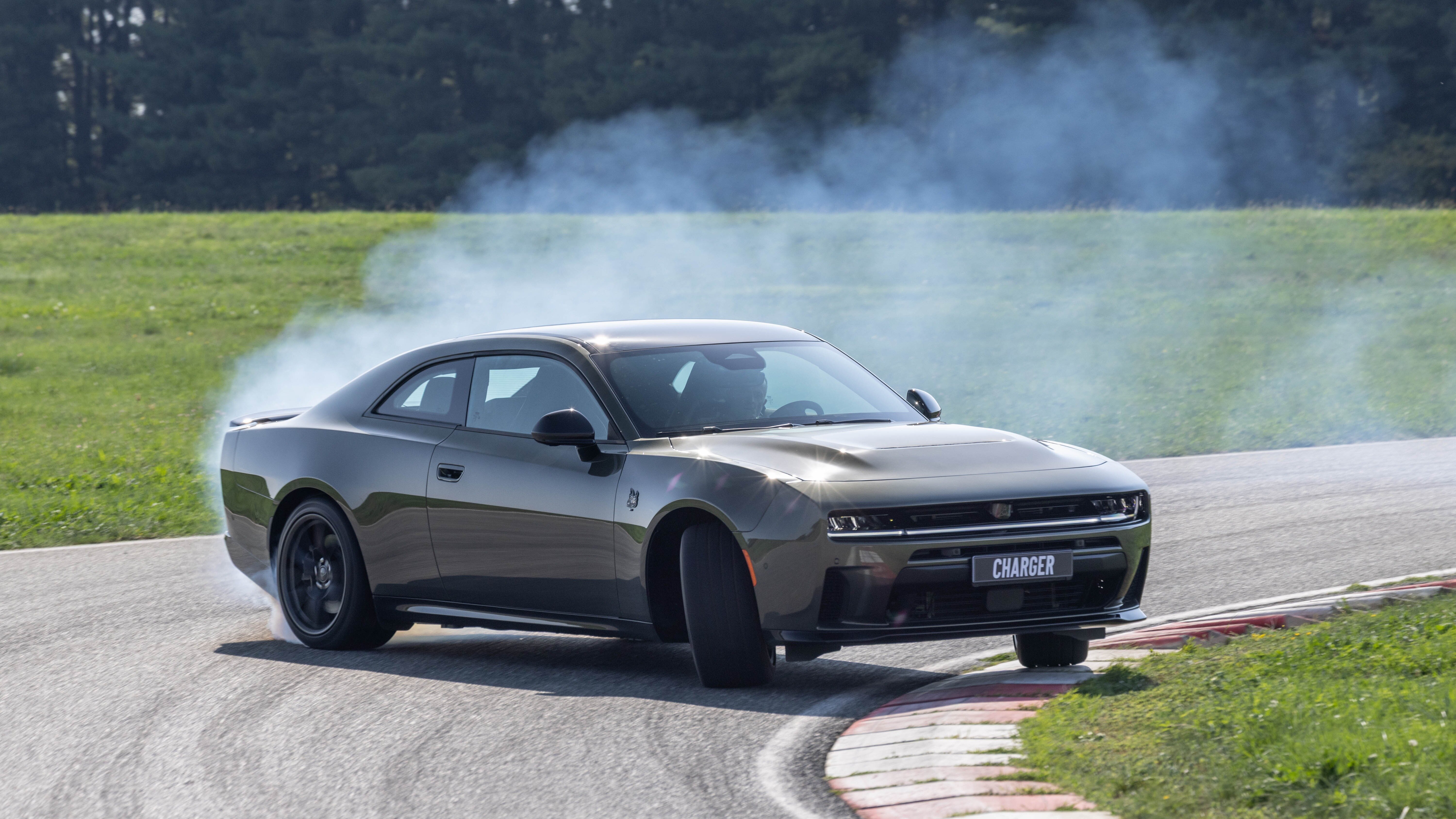 Бензиновый Dodge Charger впервые появился в Великобритании и подорожал почти вдвое