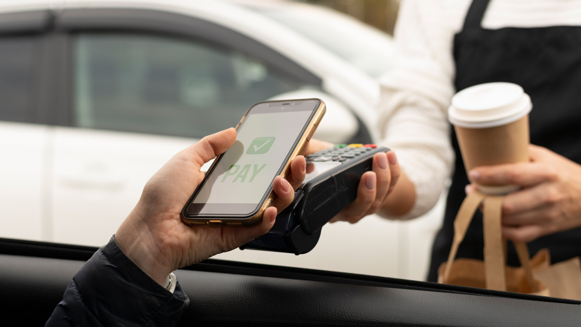 Mercedes-Benz запатентовал технологию, облегчающую покупку фастфуда