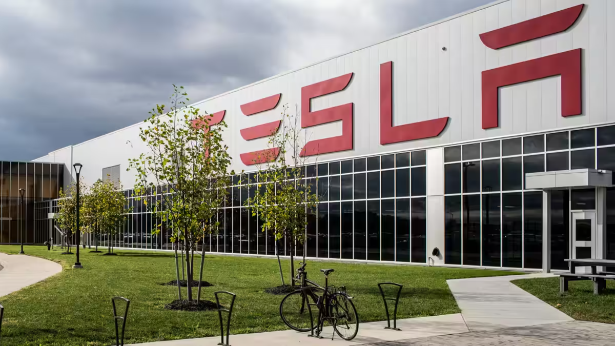 Tesla готовит массовые сокращения и запрет на наём новых сотрудников