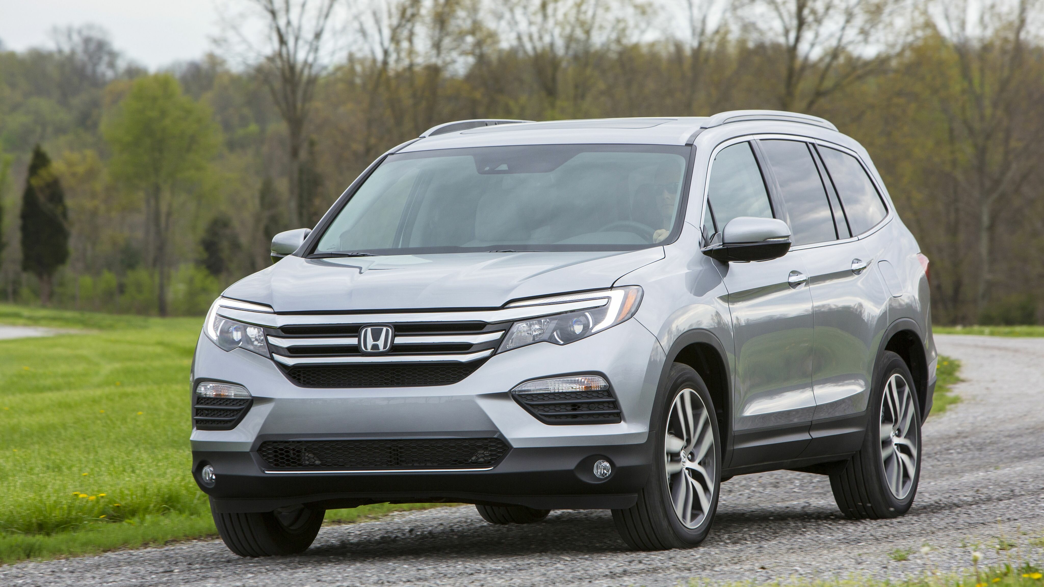 Компания Honda отзывает почти 790 тысяч машин. У них на ходу может открываться капот
