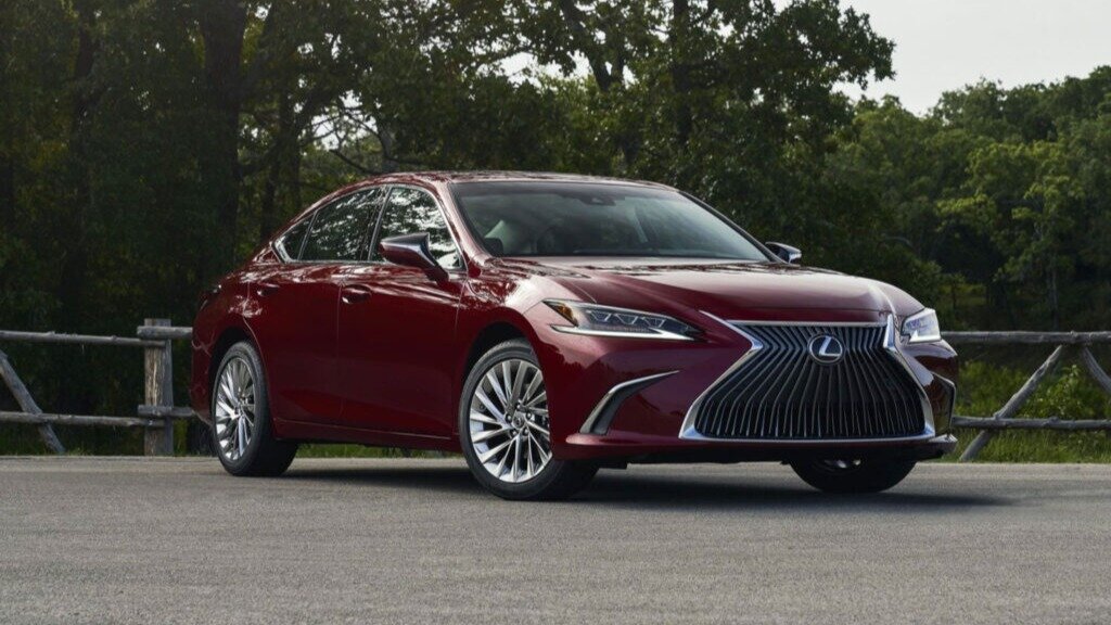Обновлённый Lexus ES получил современную электронику и подорожал