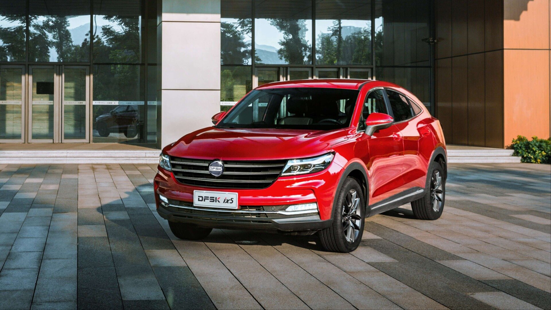 В России начнут выпускать два новых кроссовера от Dongfeng — купеобразный DFSK ix5 и семиместный ix7