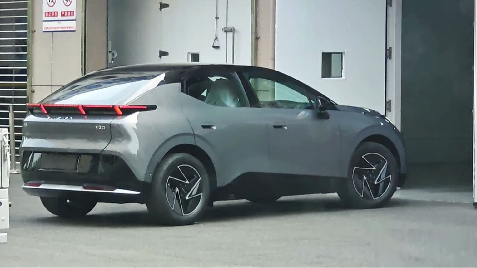 Электрокроссовер Lynk&Co Z20, который станет глобальной моделью, сняли без камуфляжа