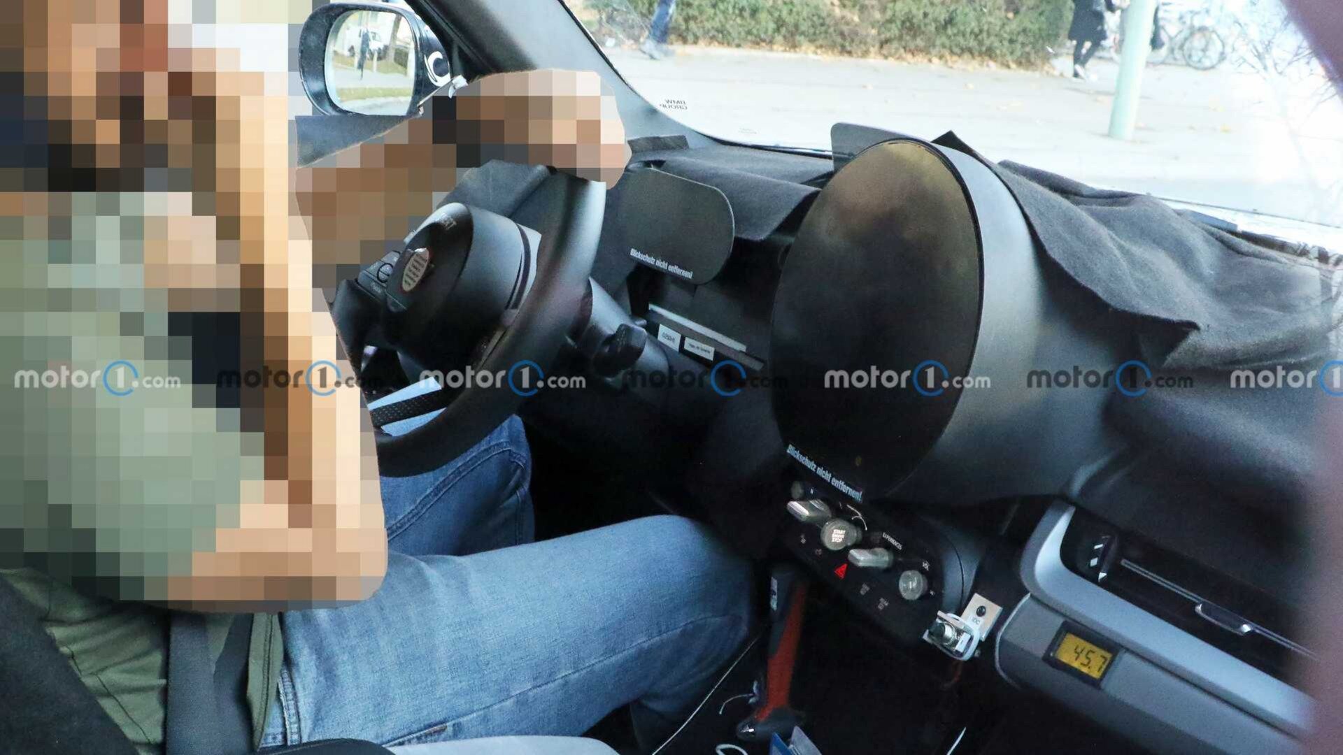 Шпионы сфотографировали круглый и овальный экраны в новом MINI Countryman