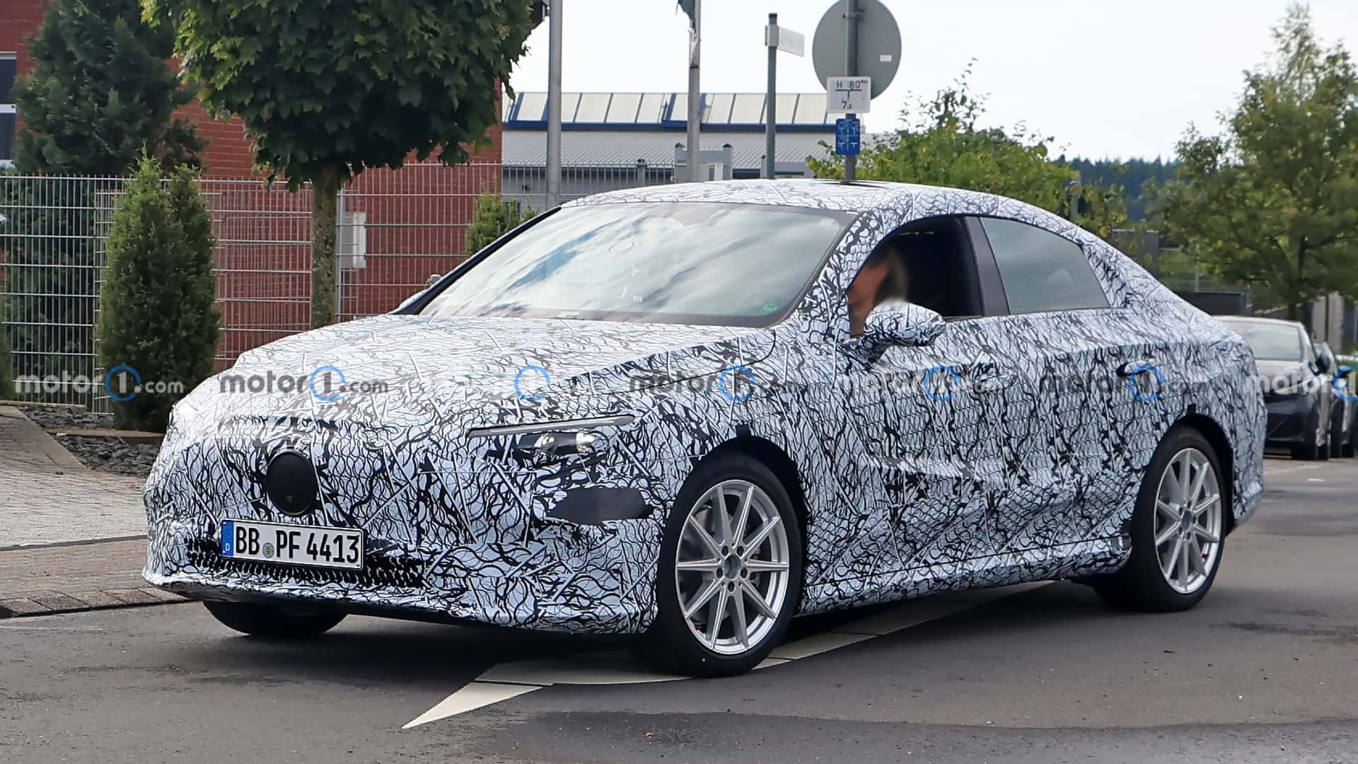Новый компактный седан Mercedes-Benz сфотографировали на тестах