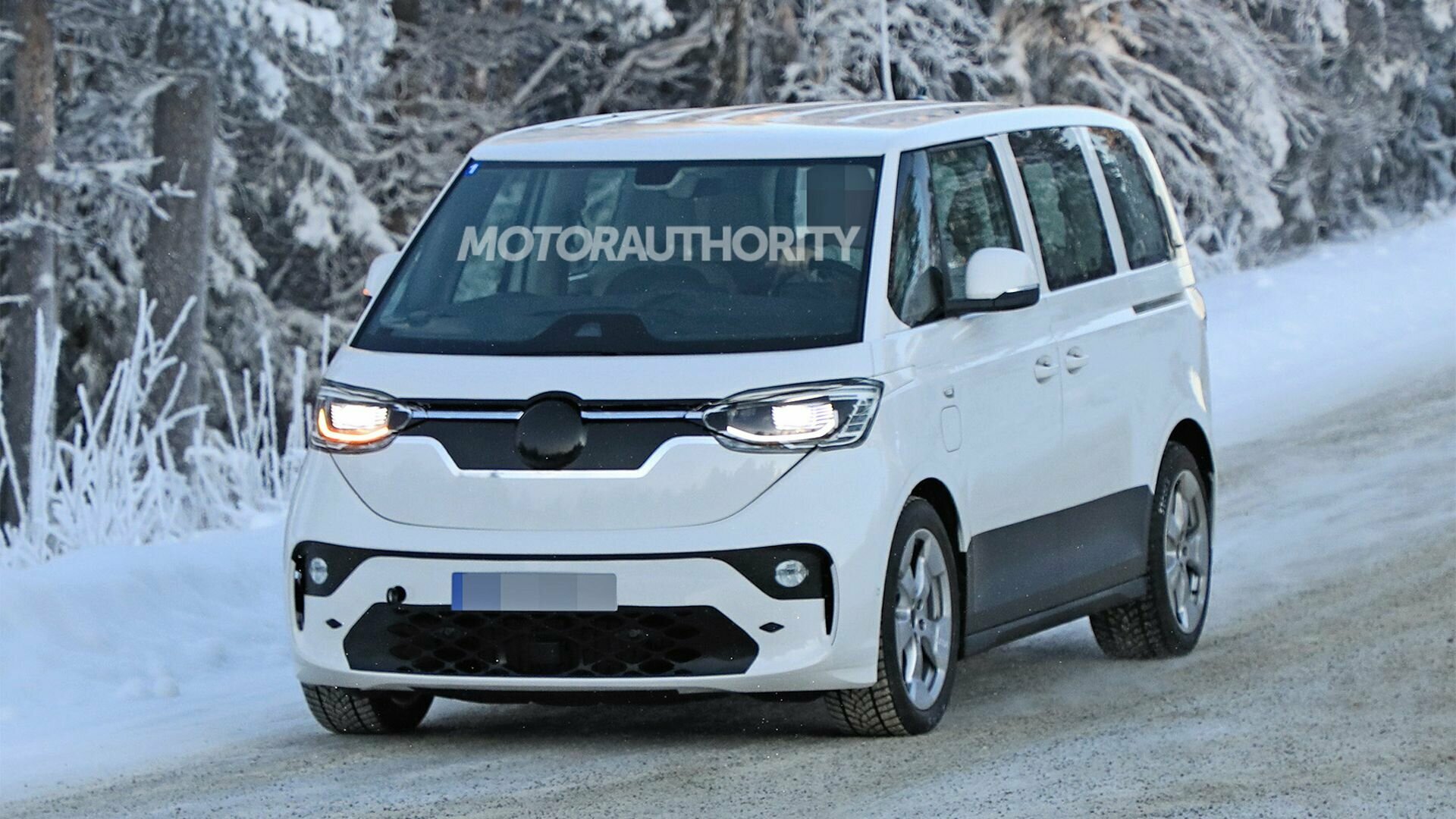Электрический минивэн VW ID.Buzz сняли на видео: он шире, чем Transporter T6