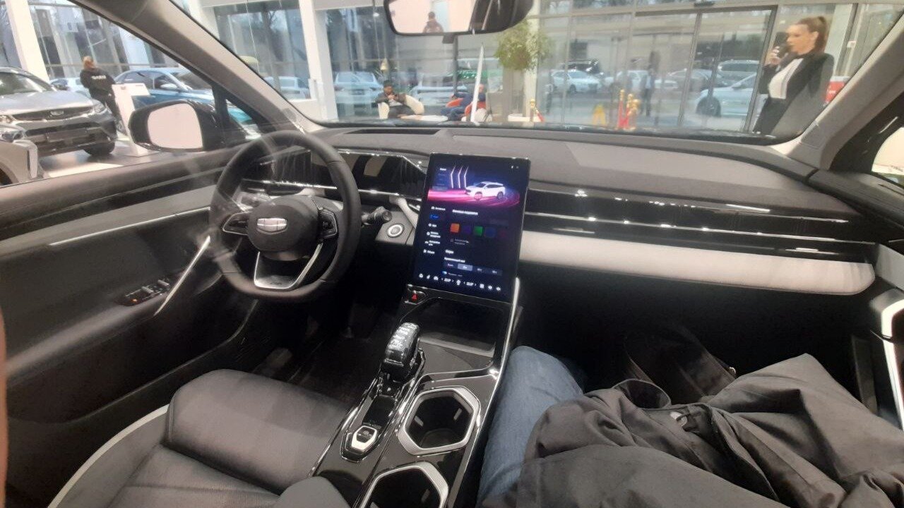Раскрыт интерьер нового Geely Atlas для России