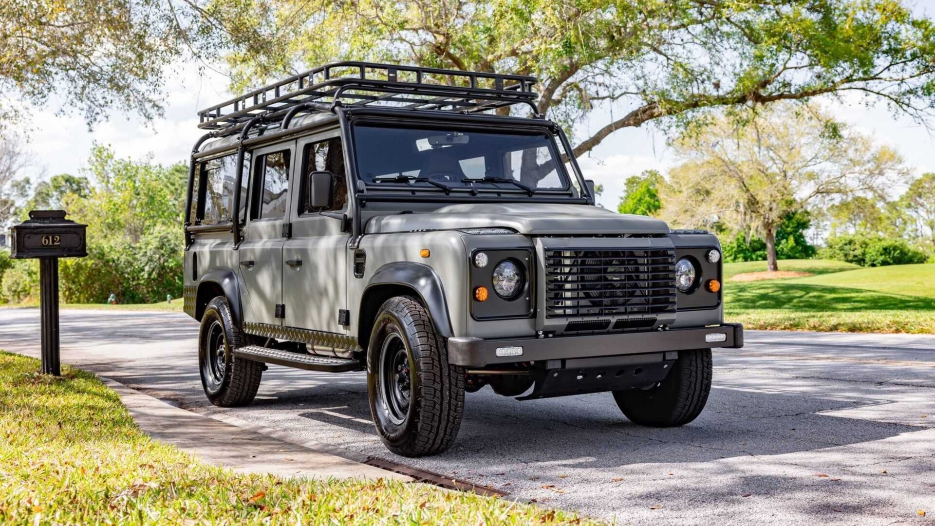 Классический Defender перевели на электротягу мотором от Tesla