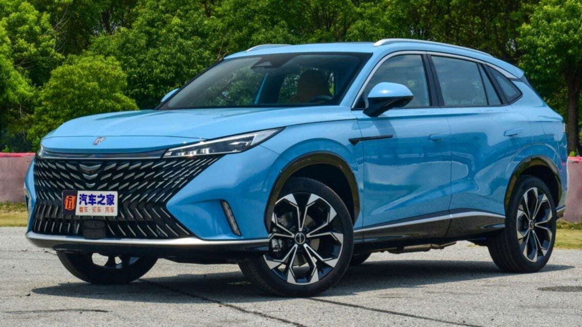 Кроссовер Roewe RX5 с 27-дюймовым дисплеем начали продавать в Китае за миллион рублей