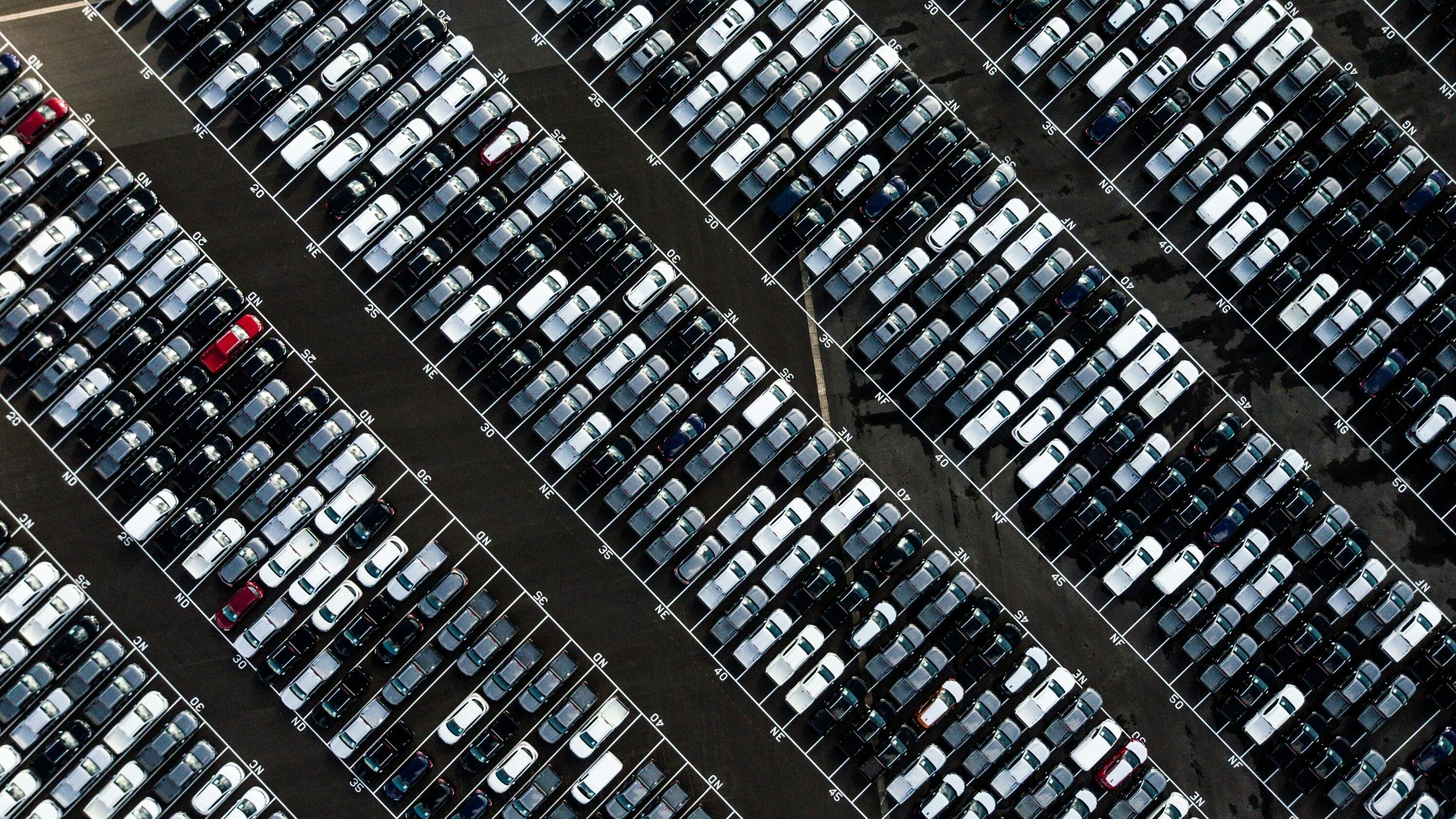 Продажи новых автомобилей в мире ушли в минус восьмой месяц подряд