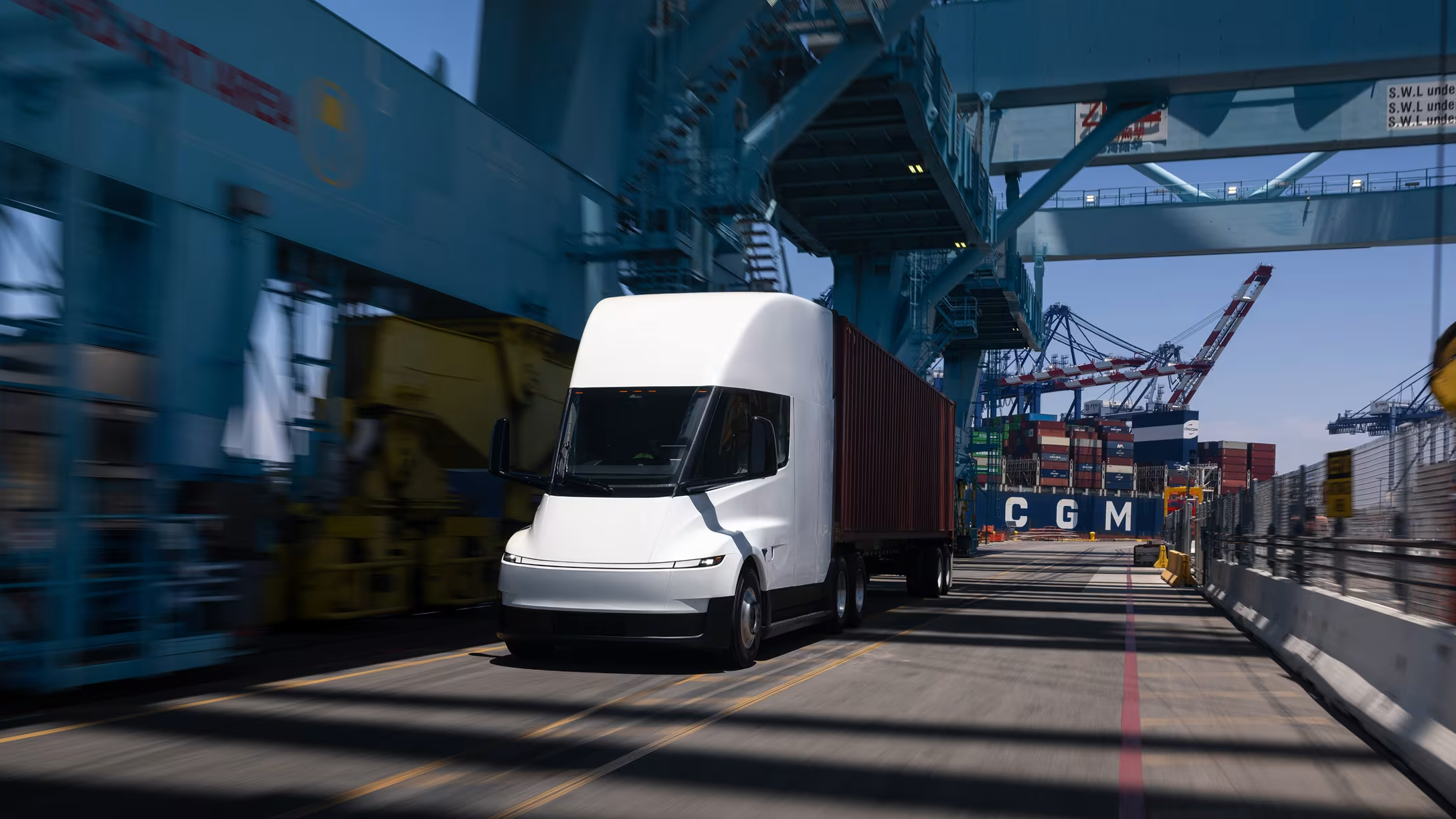 Tesla получила крупнейший в истории заказ на тягачи Semi