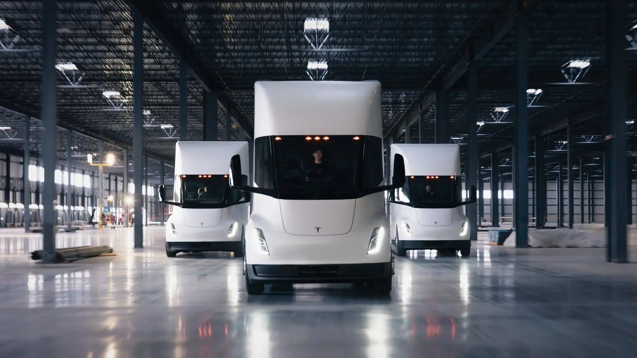 Tesla заключила крупнейшую в истории сделку на поставку электротягачей Semi