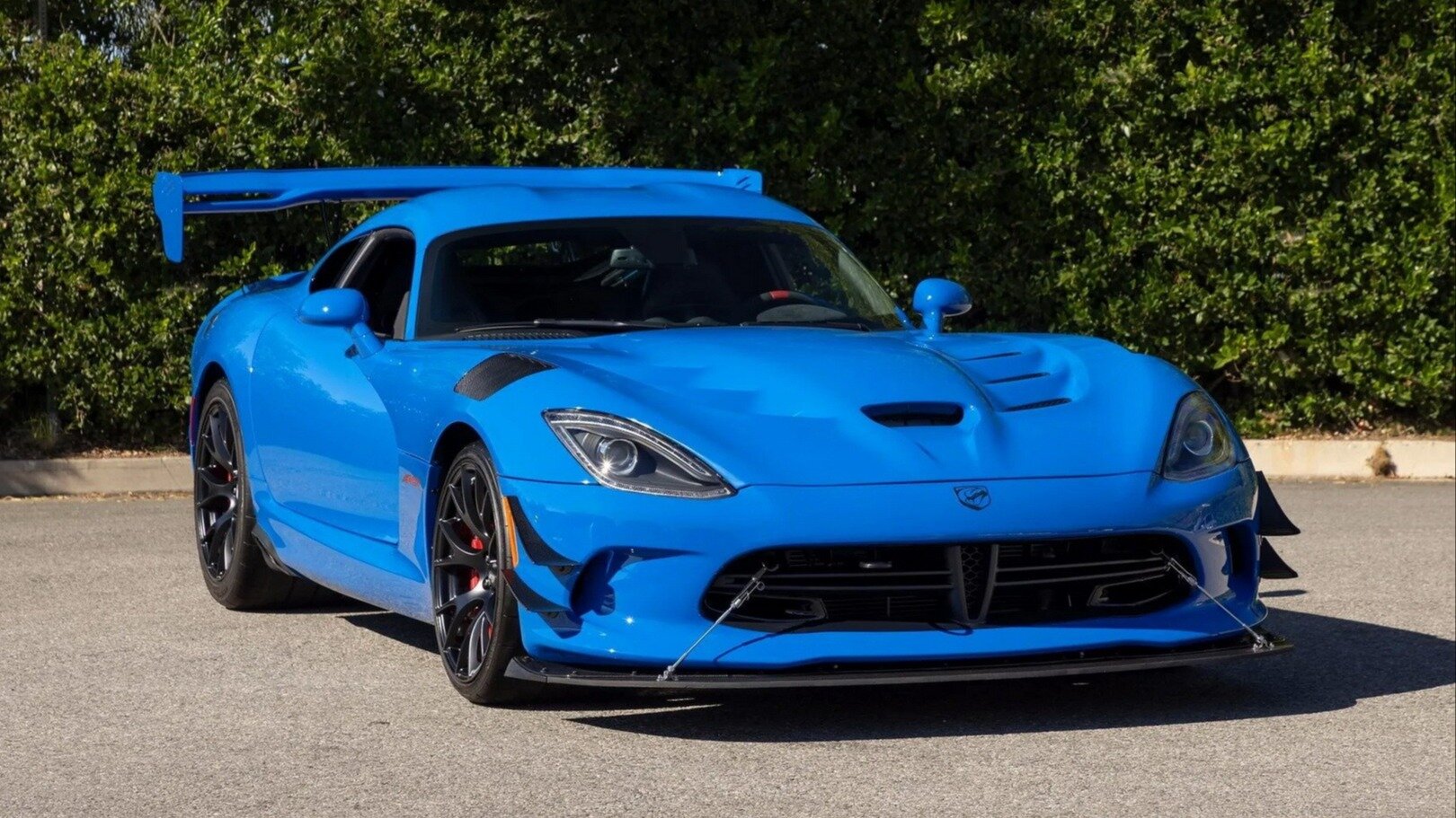 Dodge Viper почти без пробега оценили дороже Porsche 911 GT3