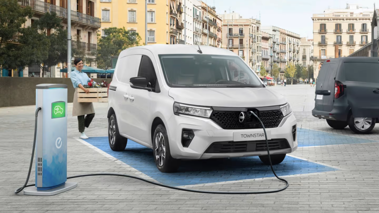 Nissan выпустил электрический «каблук» с запасом хода до 300 километров