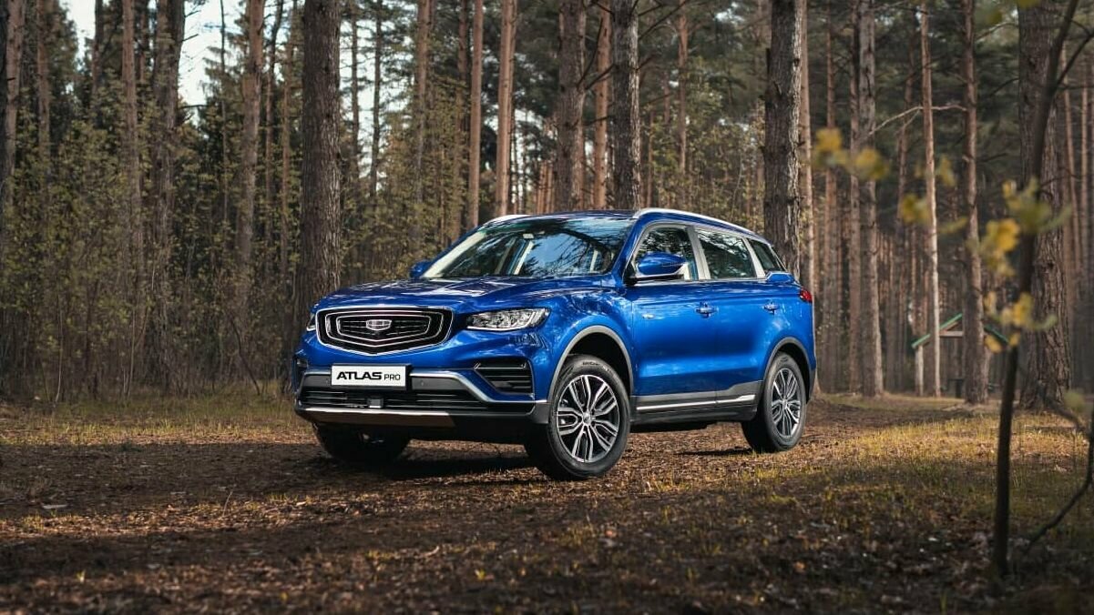 Кроссовер Geely Atlas Pro для России подешевеет — его оснастят турбомотором и «автоматом»