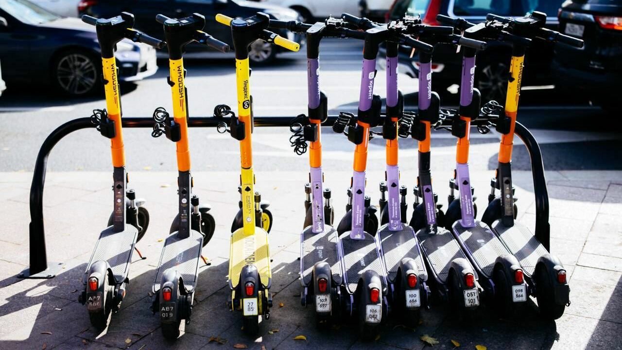 Мнения россиян разделились поровну в вопросе о запрете кикшеринга