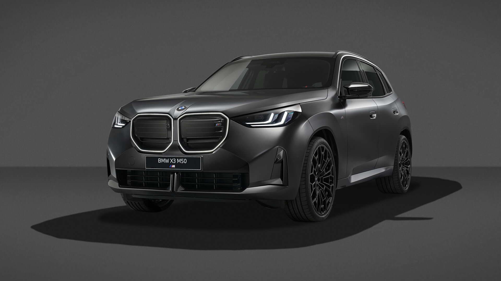 Самый мощный кроссовер BMW X3 стал самым чёрным