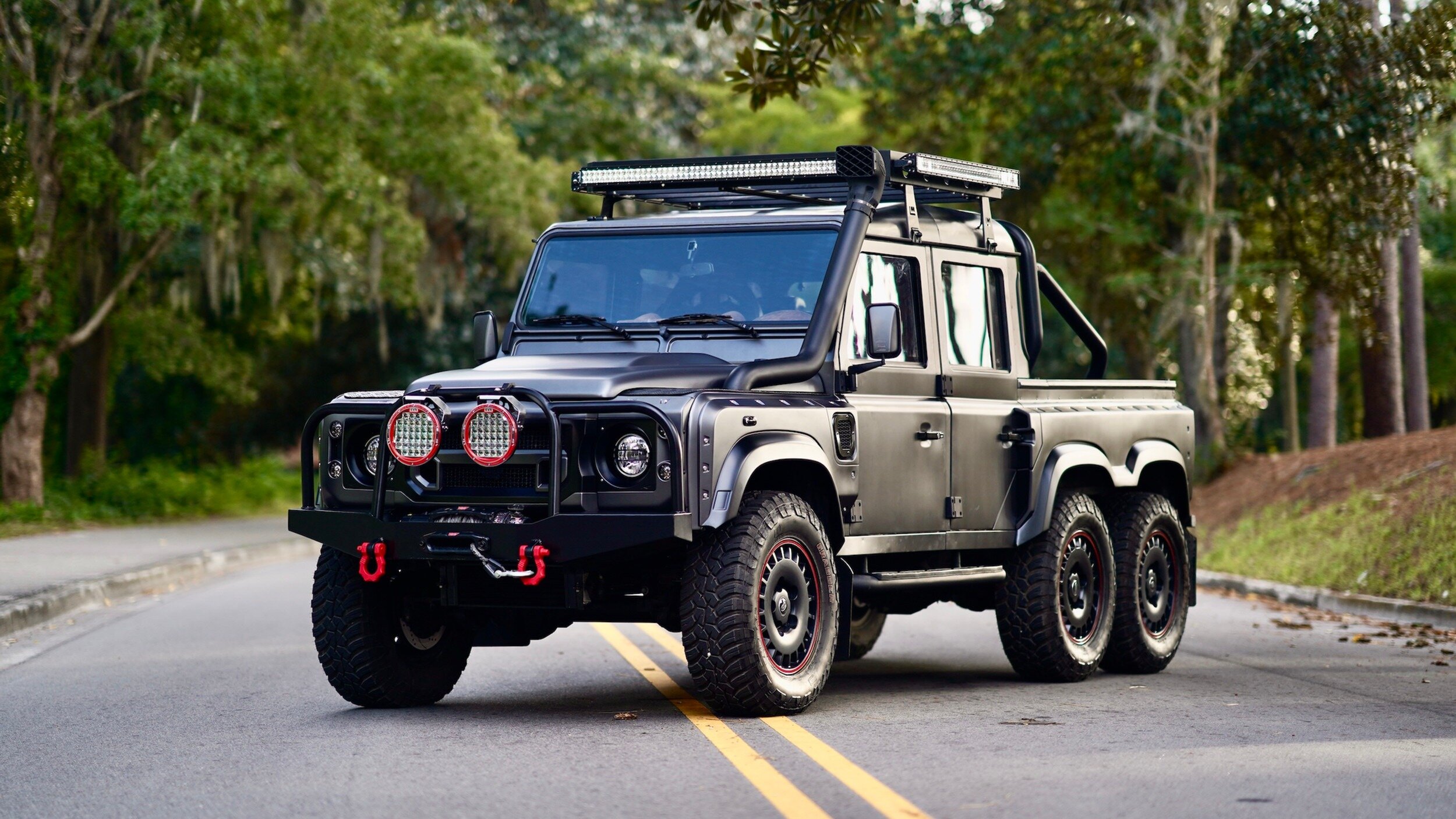 Трёхосный пикап Defender с мотором от Мустанга продают по цене пяти новых