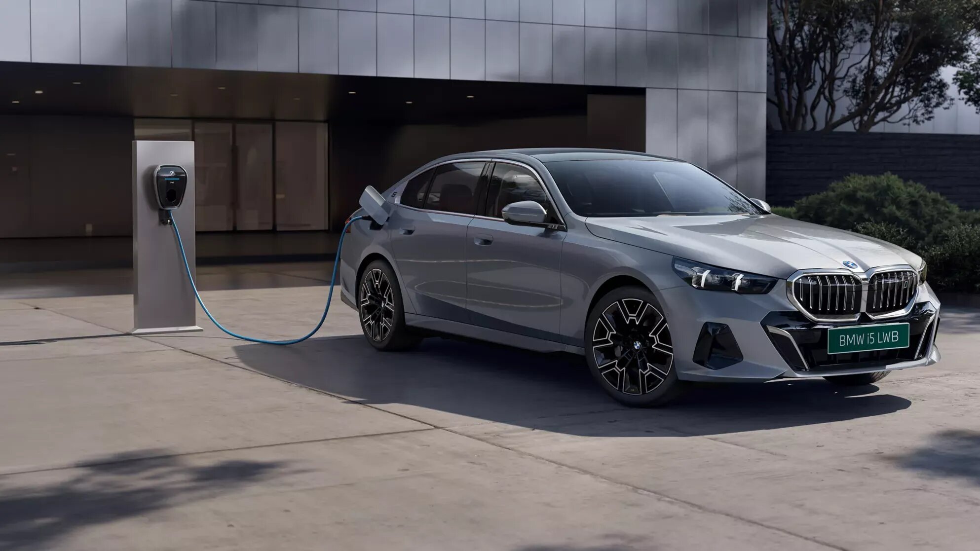 BMW впервые растянул электроседан i5, но не для Китая, а для Индии