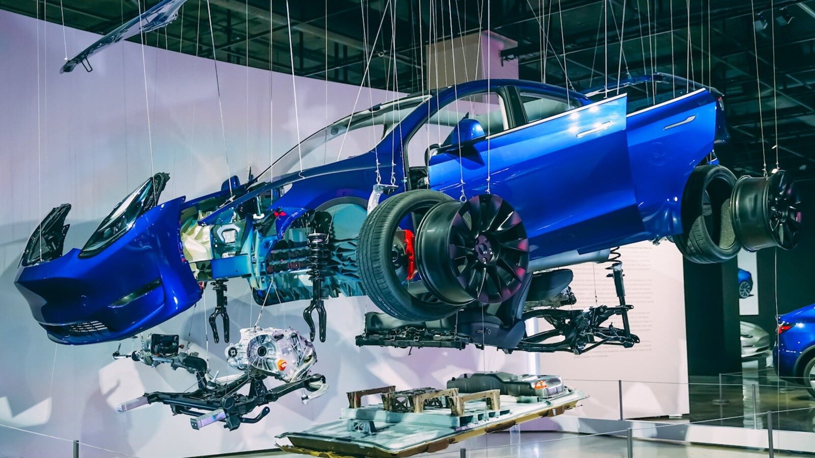 В США открылась выставка Tesla с разобранной Model S и массой других электромобилей