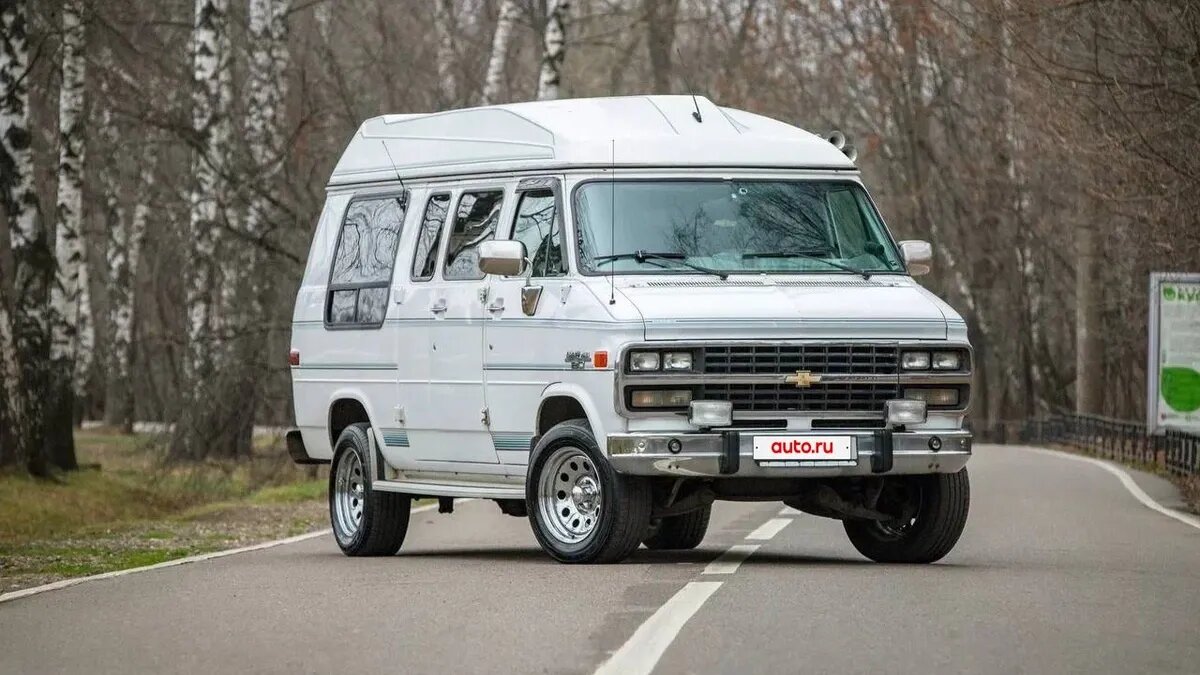 В России продают огромный вэн Chevrolet из 1990-х: с лестницей на крышу, кроватью и люкс-отделкой