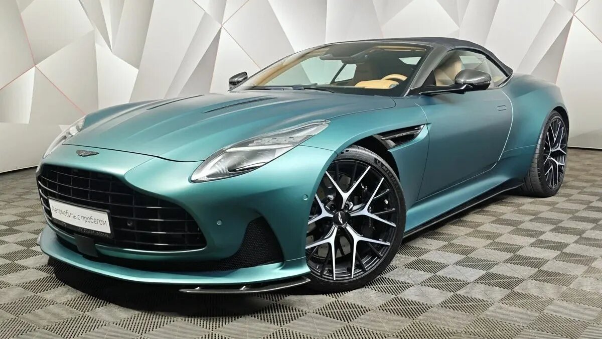 Кабриолет Aston Martin DB12 почти без пробега оценили на Авто.ру в 55 млн рублей