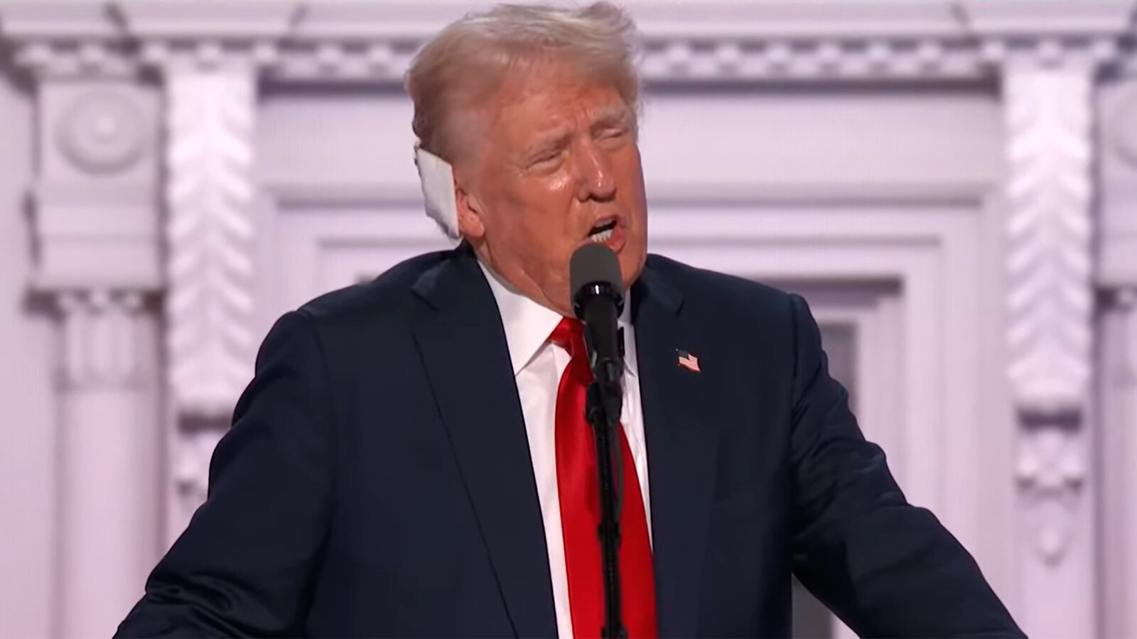 Трамп пообещал 200-процентные пошлины на китайские автомобили