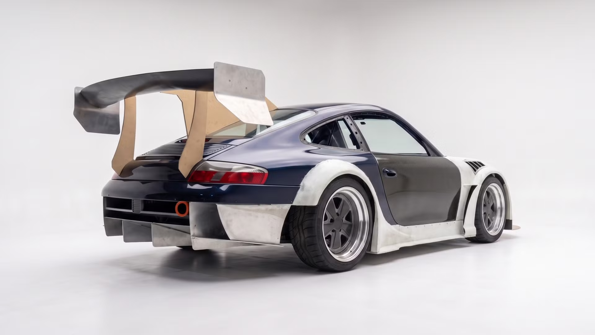 Старый Porsche 911 станет переднемоторным и получит большой V8