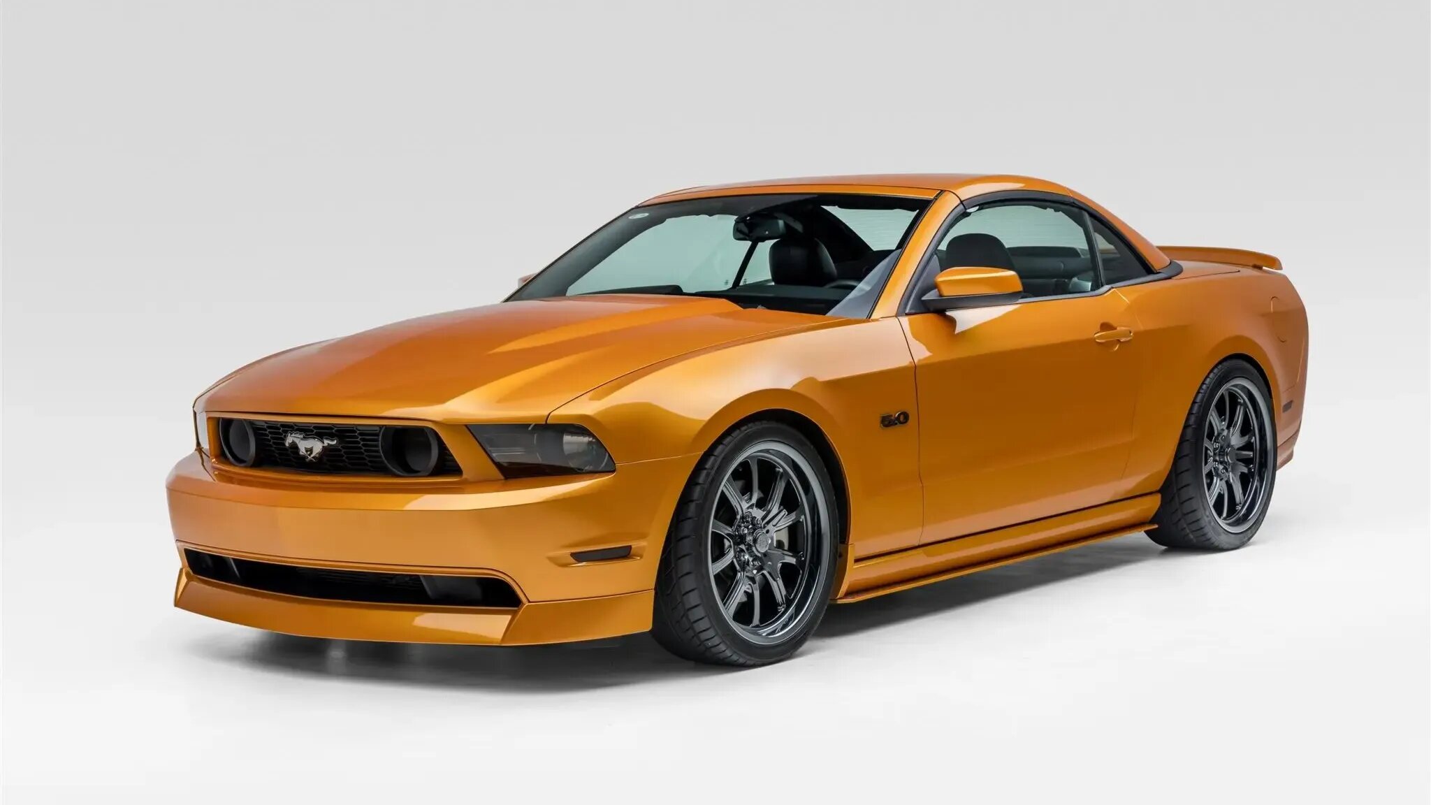 Уникальный Ford Mustang с металлической складной крышей продали на аукционе за 44 тысячи долларов
