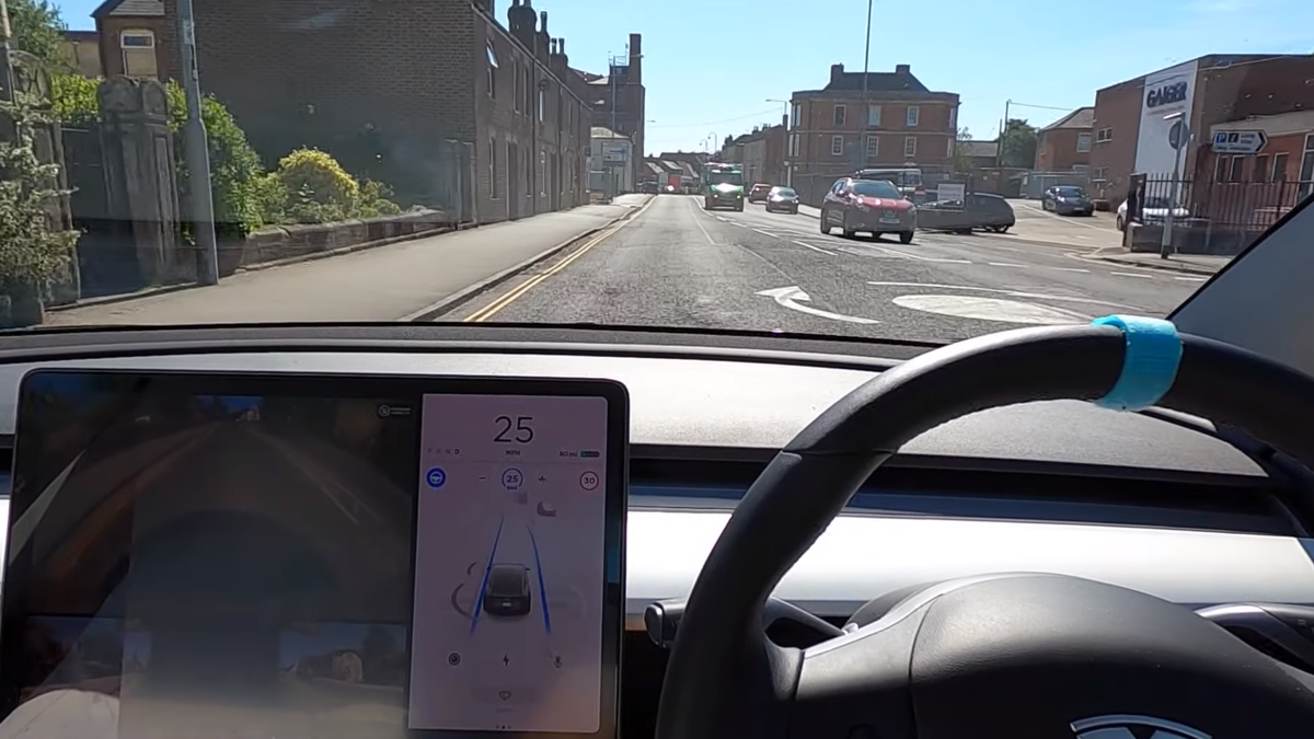 Обновлённый автопилот Tesla впервые протестировали на сложных трассах