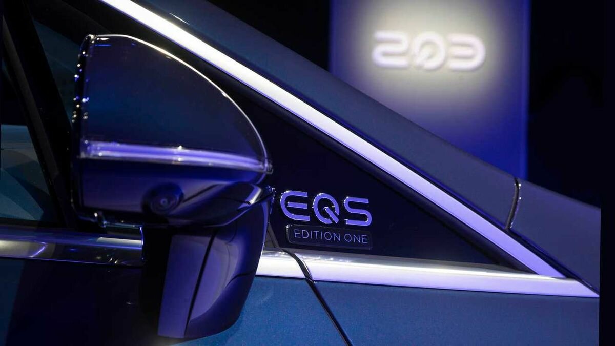 В Mercedes-Benz объяснили, почему у электрокара EQS обычные зеркала