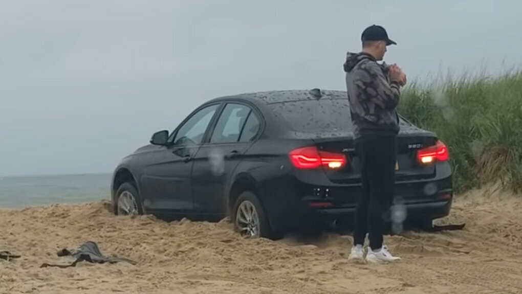 Посмотрите, как водитель грустит возле застрявшего, но едущего BMW
