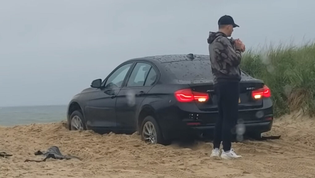 Посмотрите, как водитель грустит возле застрявшего, но едущего BMW