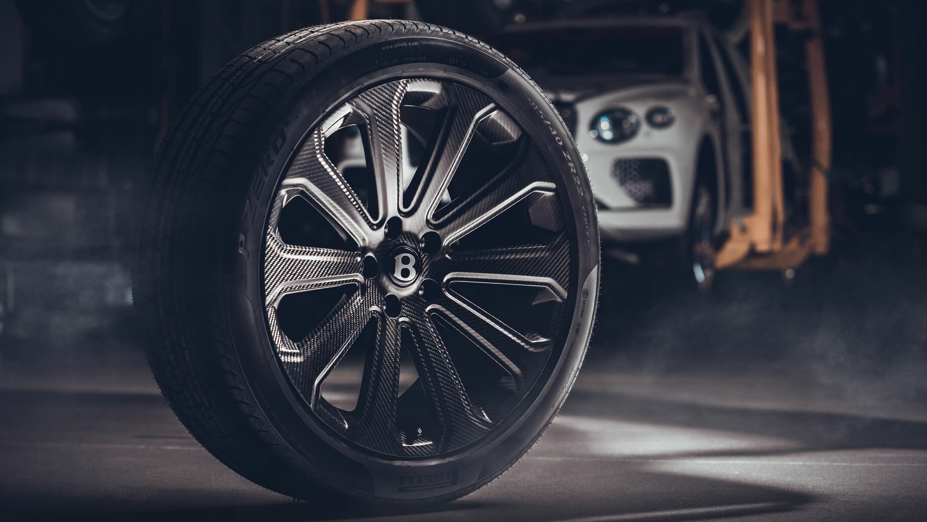 Марка Bentley показала самые большие карбоновые диски в мире