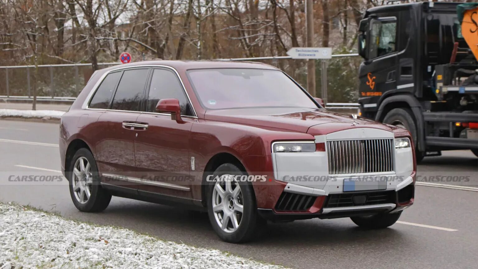 Фотошпионы заметили обновлённый Rolls-Royce Cullinan, который ожидается в 2024 году