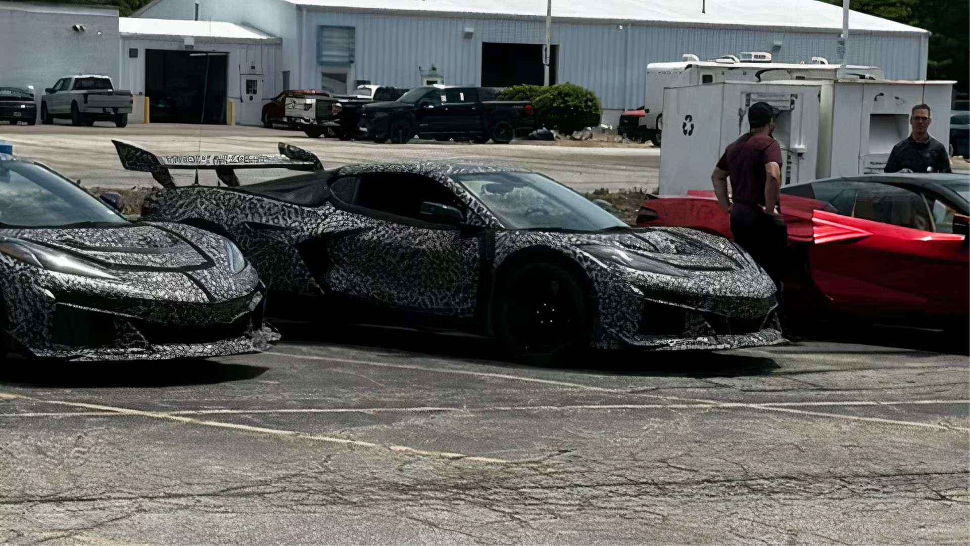 Chevrolet тестирует загадочный Corvette вместе с флагманской Ferrari SF90 Stradale