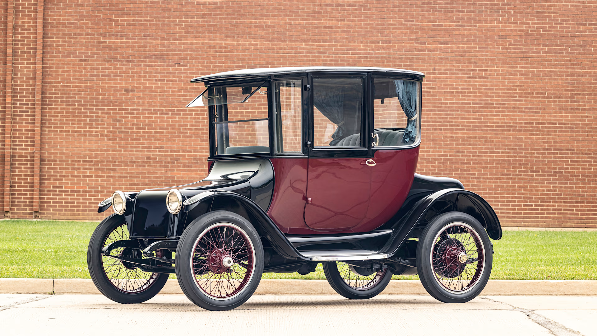 С молотка уйдёт электромобиль Detroit Electric 1918 года: он всё ещё на ходу